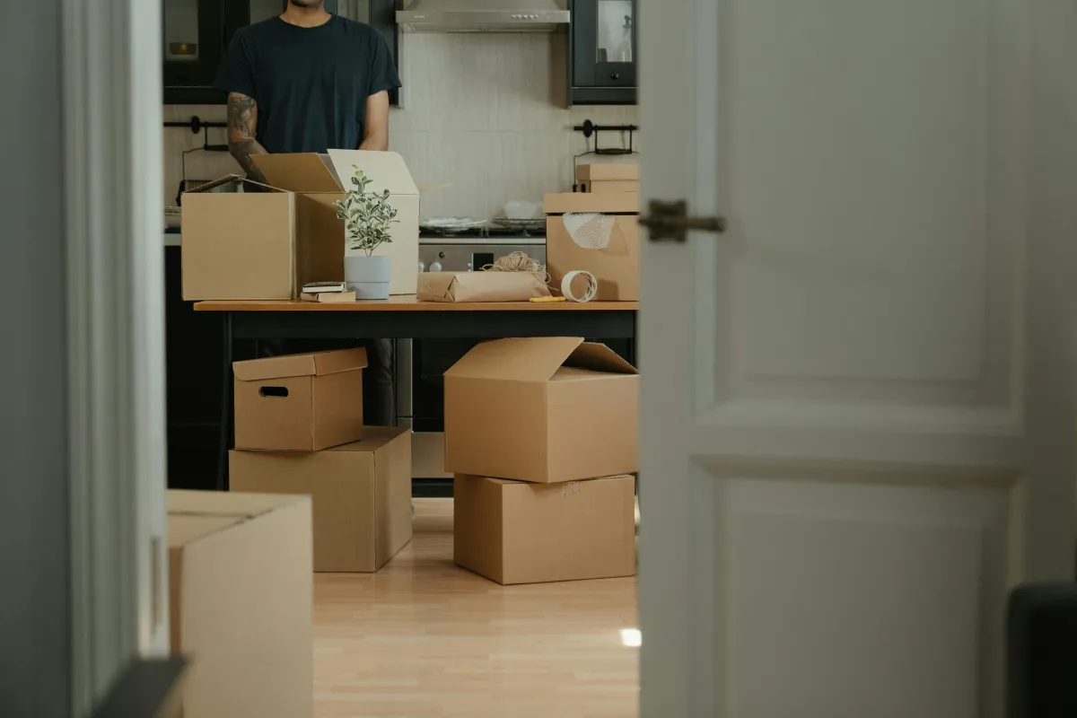 Préavis du locataire : 3 mois, 1 mois, les 10 motifs de réduction et la forme du congé